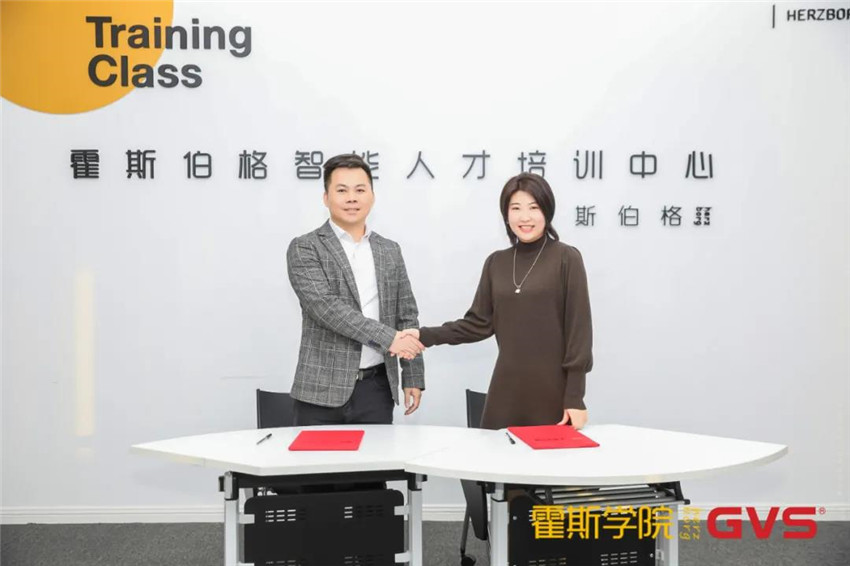 GVS視聲智慧建筑事業(yè)部總經(jīng)理廖文濤先生與霍斯學院院長蘇唐女士代表雙方企業(yè)進行戰(zhàn)略合作協(xié)議簽署